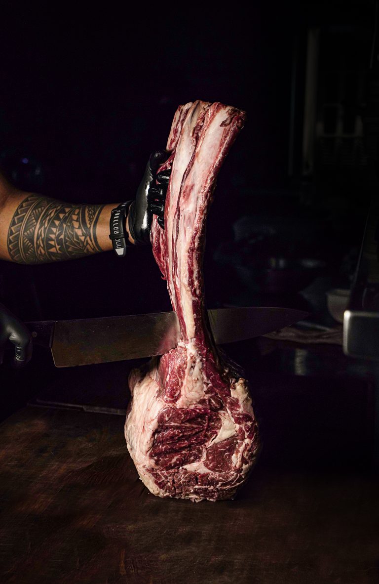 Daging Tomahawk marbling 6 yang siap diolah menjadi steak di Cutt & Grill