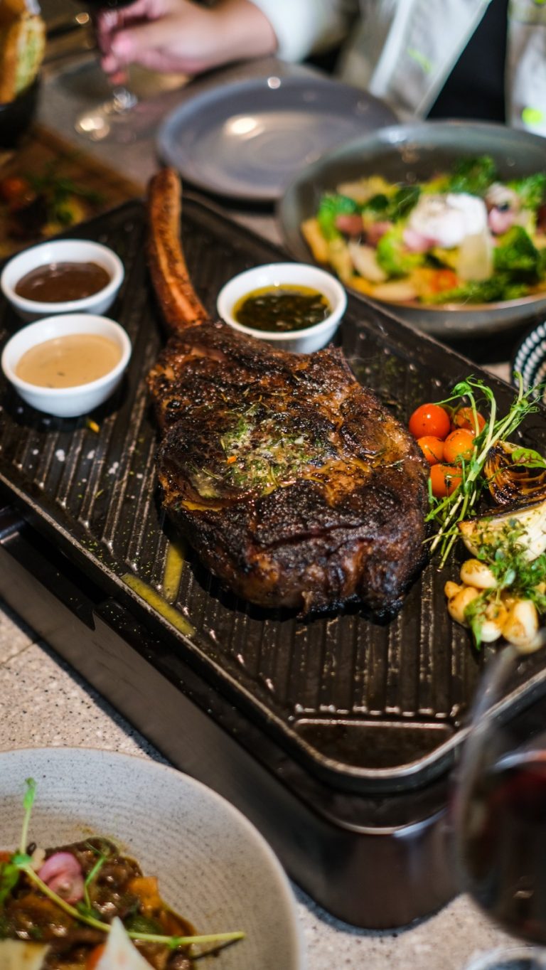 Tomahawk Steak yang disajikan dengan mewah