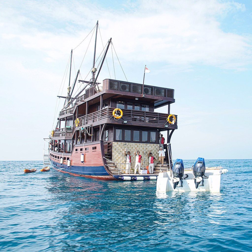 Crew Kapal Nala Phinisi yang akan melayani Anda