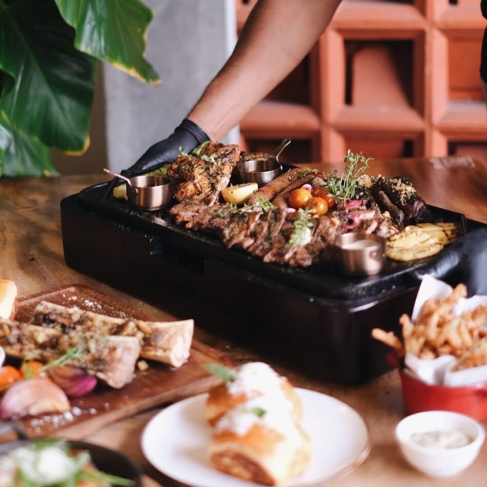 Tomahawk Steak: Mengapa Potongan Ini Lebih Memuaskan untuk Makan Bersama?