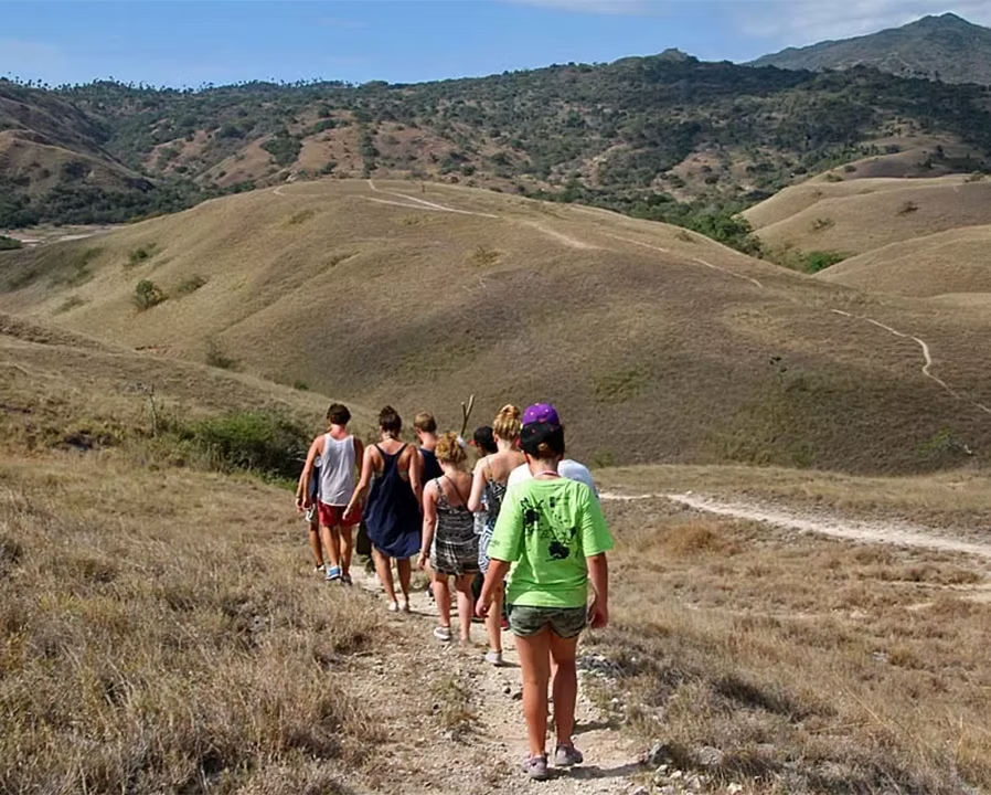 Foto Treking di Pulau Komodo setelah menaiki KAPAL NALA PHINISI