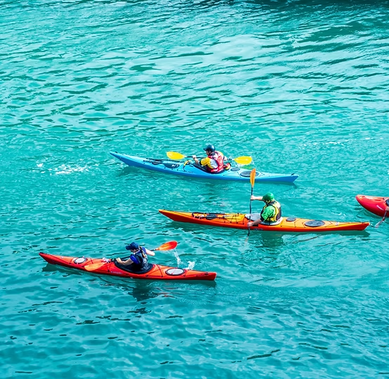 Wisatawan bermain boat di laut